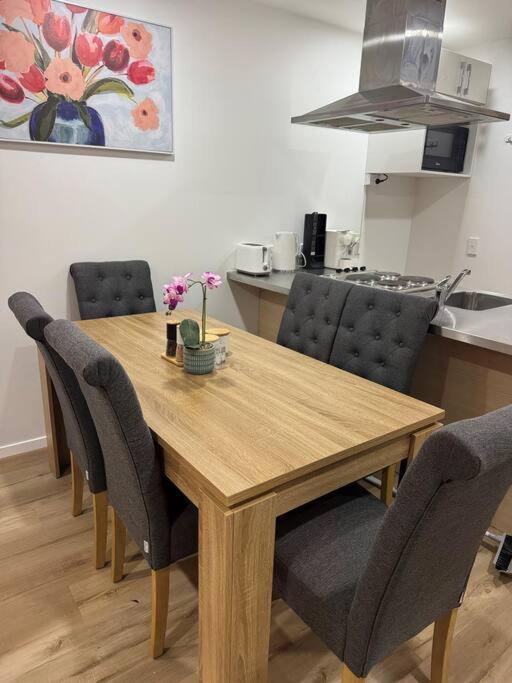 Stunning 3 Bd - 2 Bth City Apt - Pool & Carpark オークランド エクステリア 写真